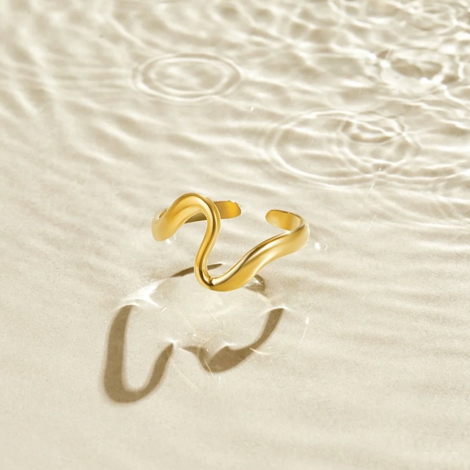 Dorothea – Gold Wave Ring