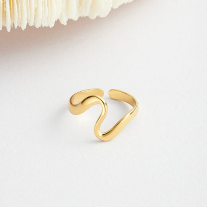 Dorothea – Gold Wave Ring