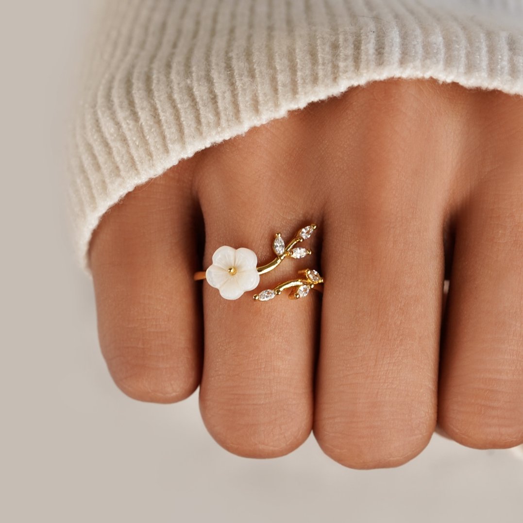 Victoria White Blossom Flower Ring