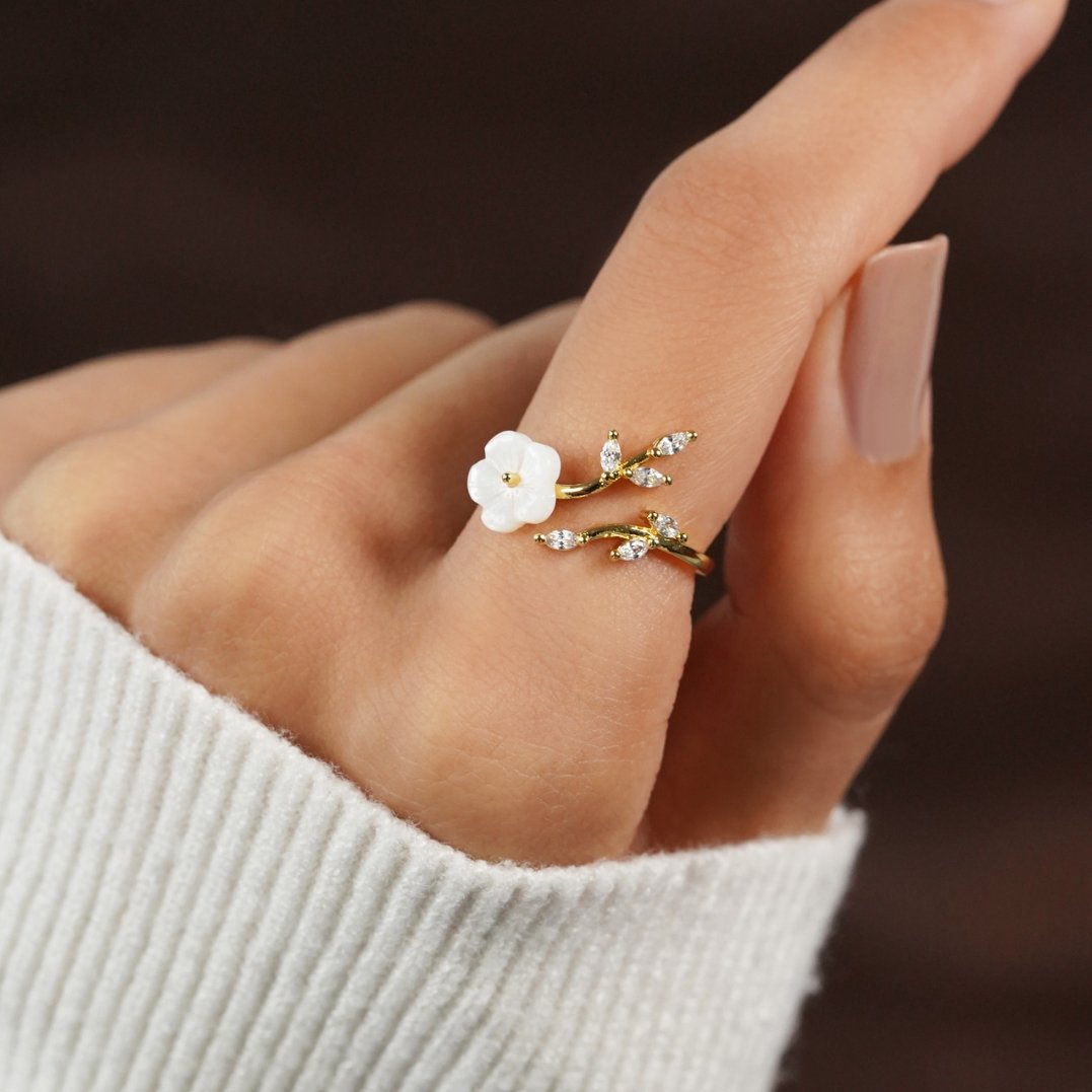 Victoria White Blossom Flower Ring