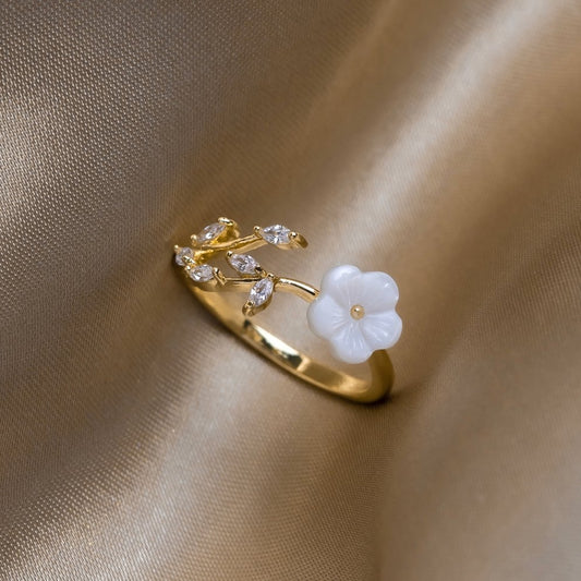 Victoria White Blossom Flower Ring