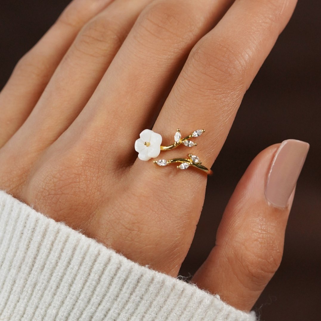 Victoria White Blossom Flower Ring
